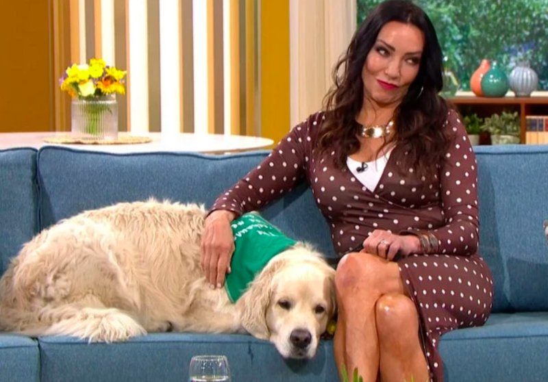 Elizabeth med sin hund Logan i Elizabeth med sin hund Logan i